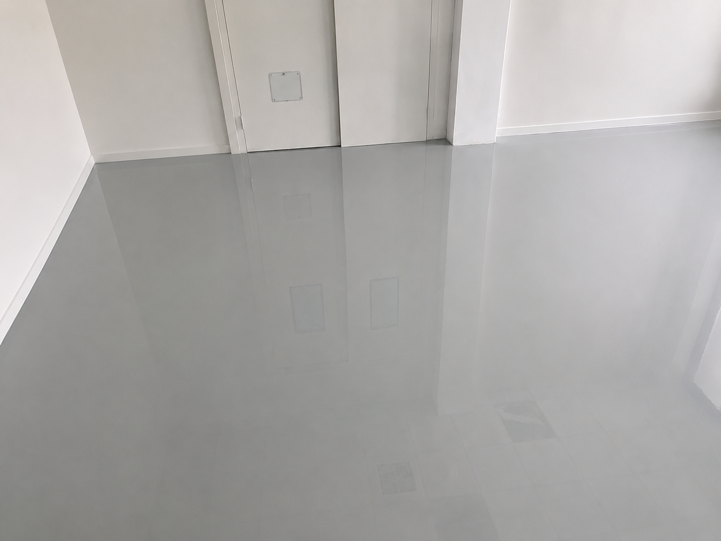 Sàn Epoxy phủ mỏng tại xưởng sản xuất công nghiệp