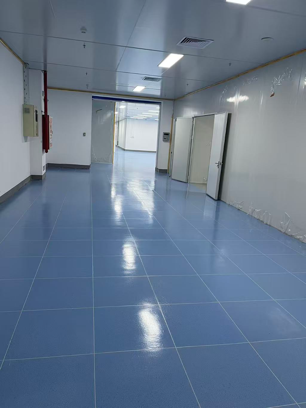 Hoàn thiện sàn PVC chống tĩnh điện tại khu kiểm tra chính xác Xunyuan