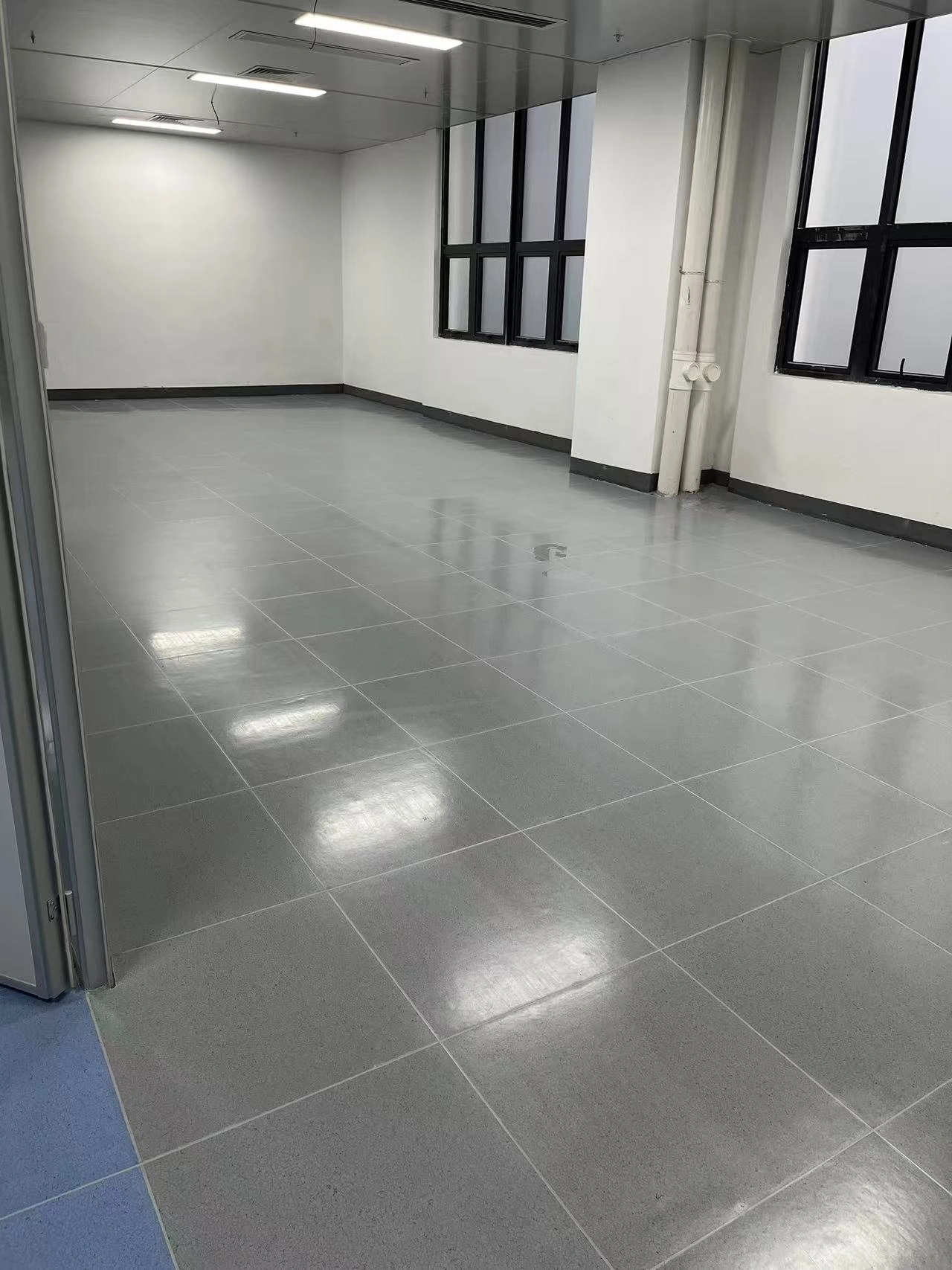 越南光州拓斯达F栋设备区域PVC地板施工效果